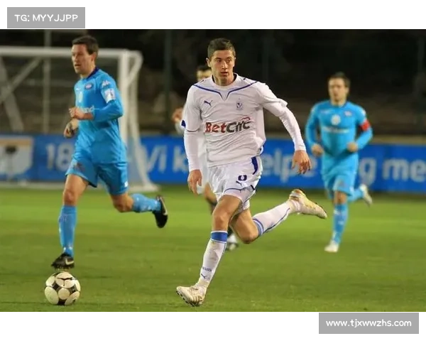 从青涩新星到锋线传奇：多维度解析莱万成名历程与全球深远影响力