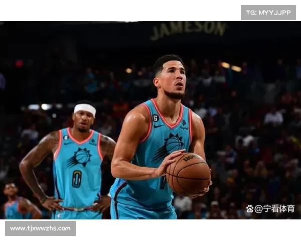 布克在防守中的快速反应与策略调整分析